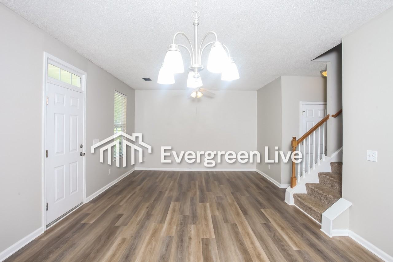 303 Bassett Loop - Photo 4 of 15