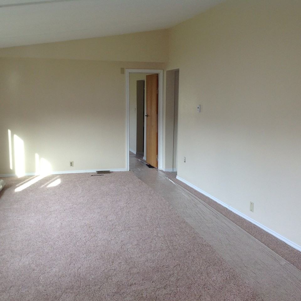 2405 W College St #20 - Photo 3 of 16