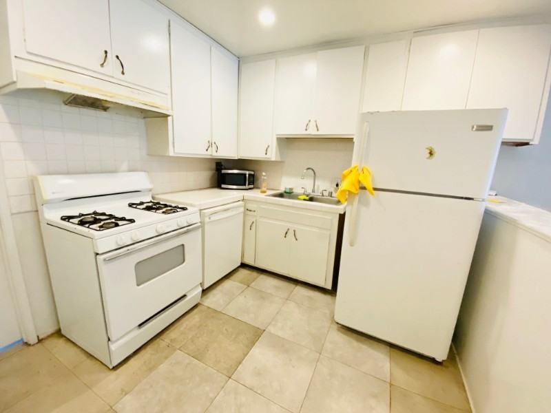 2300 Oak Street #5 - Photo 5 of 11