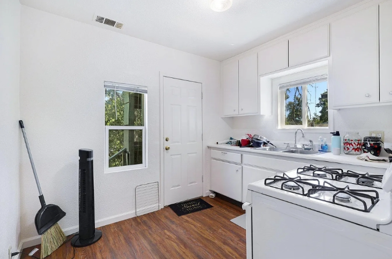 2512 Butte St #A - Photo 3 of 16