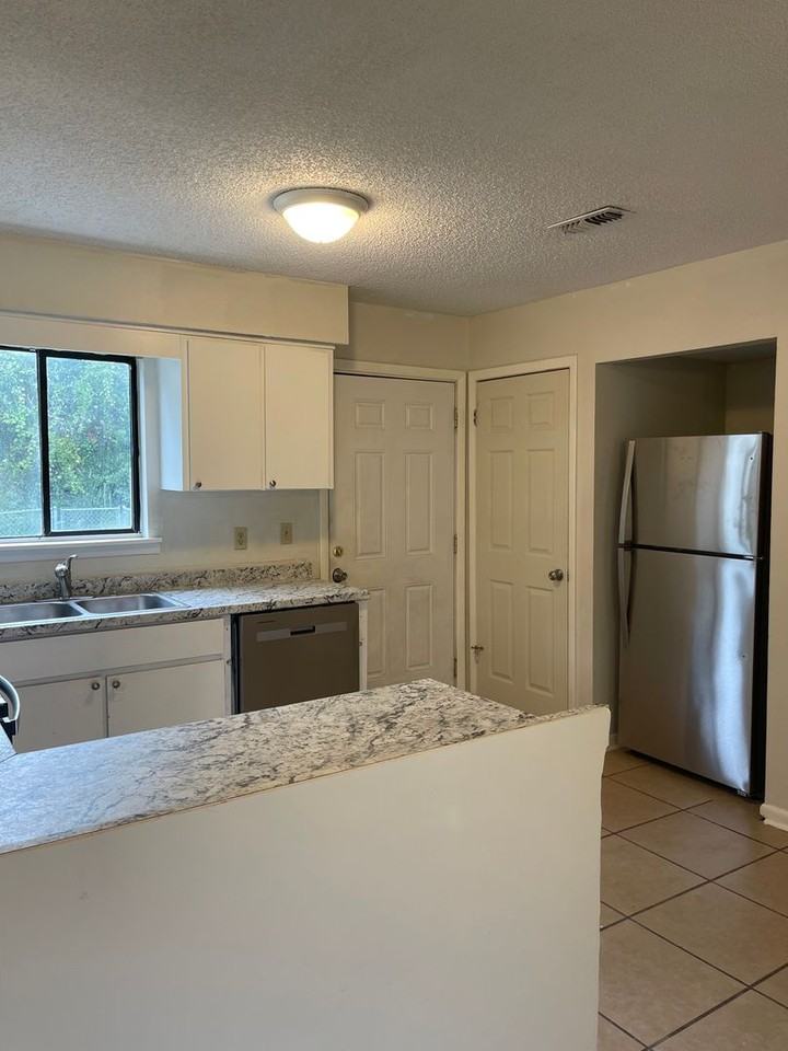 115 S East St - Photo 3 of 9