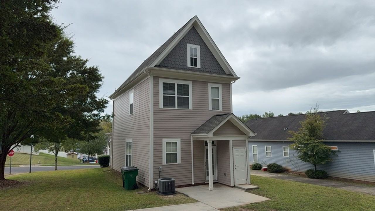 3206 Hiram St - Photo 3 of 11
