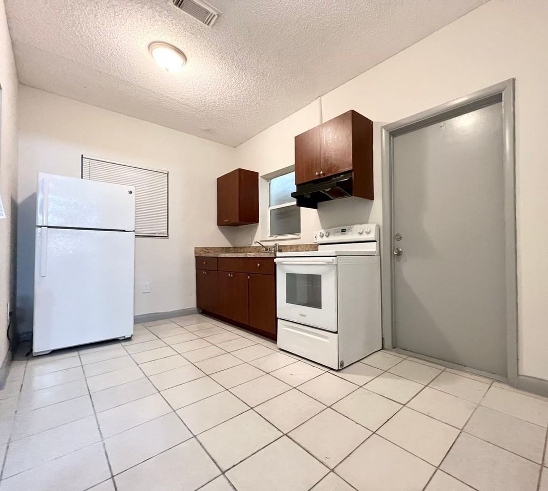 1311 Nw 8th Pl - Photo 2 of 10