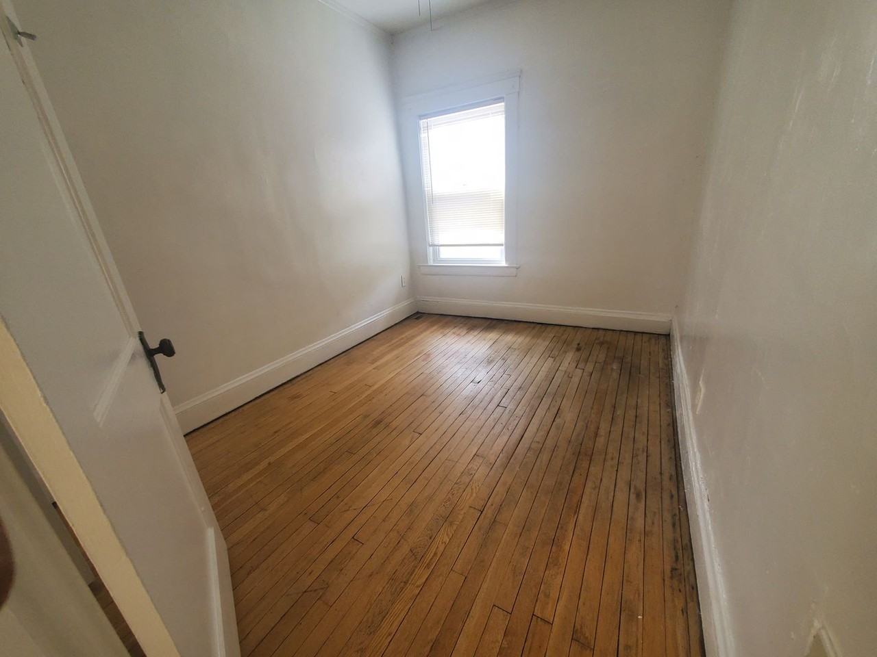 1446 E 4th St #4 - Photo 7 of 11