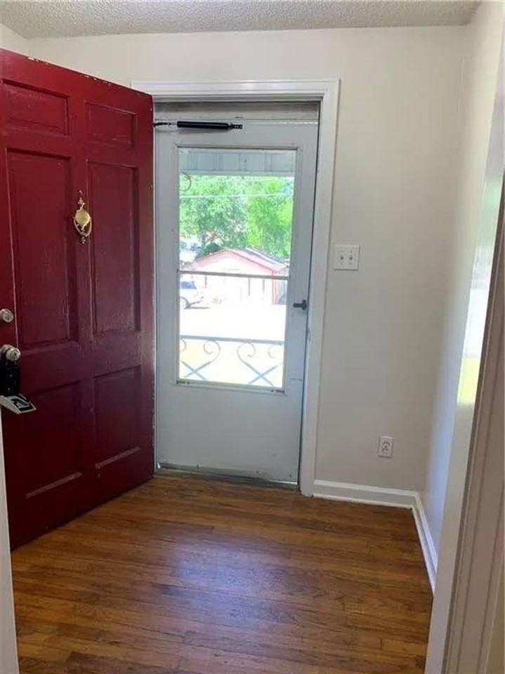 1404 Stevens Ln - Photo 4 of 25