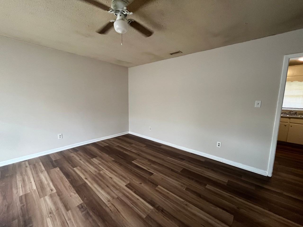903 Jamestown Dr - Photo 2 of 6