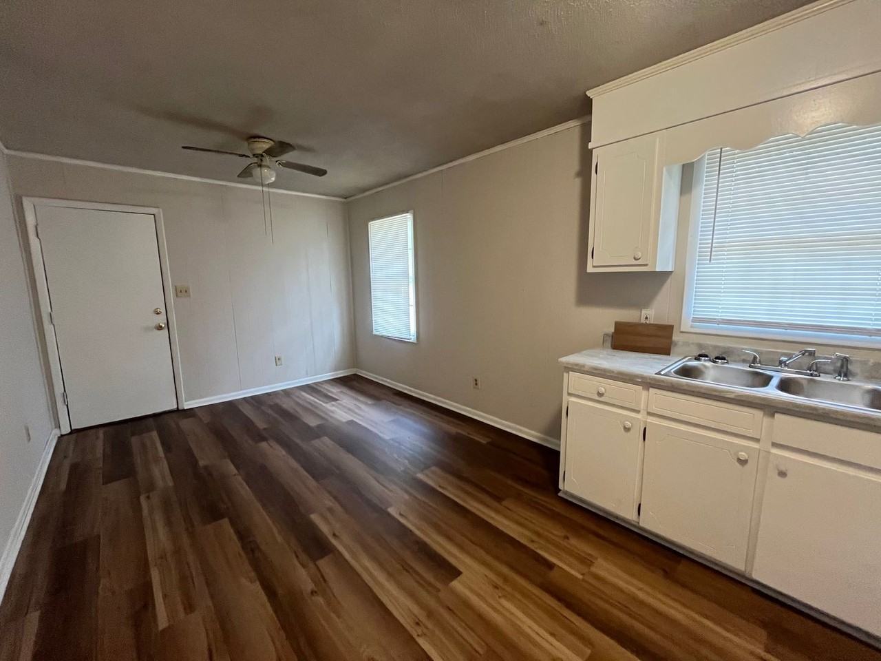 903 Jamestown Dr - Photo 3 of 6