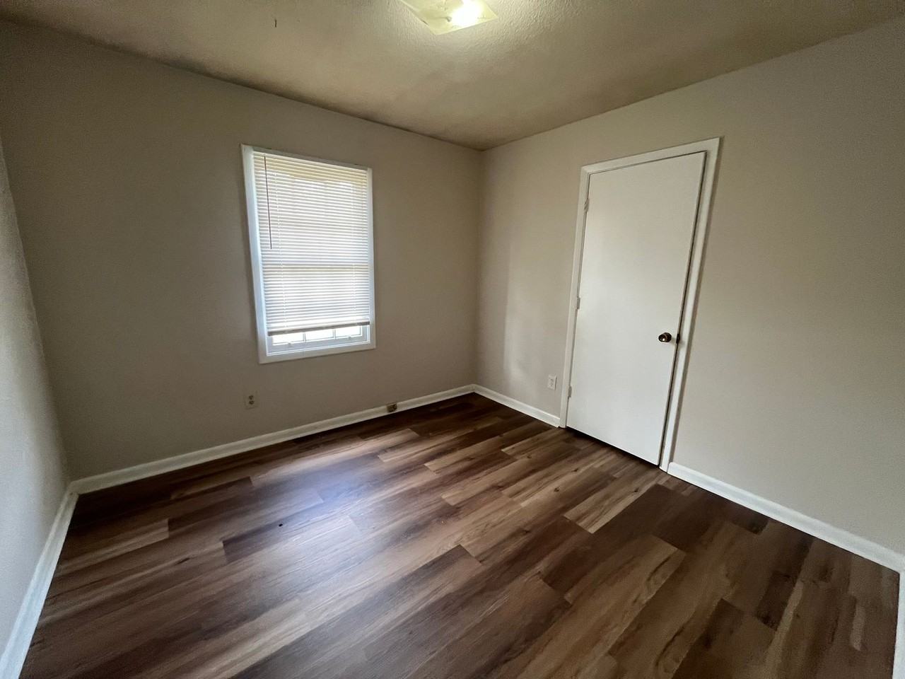 903 Jamestown Dr - Photo 4 of 6