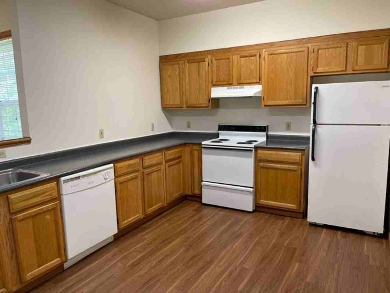 606 1/2 W Elm St - Photo 4 of 10