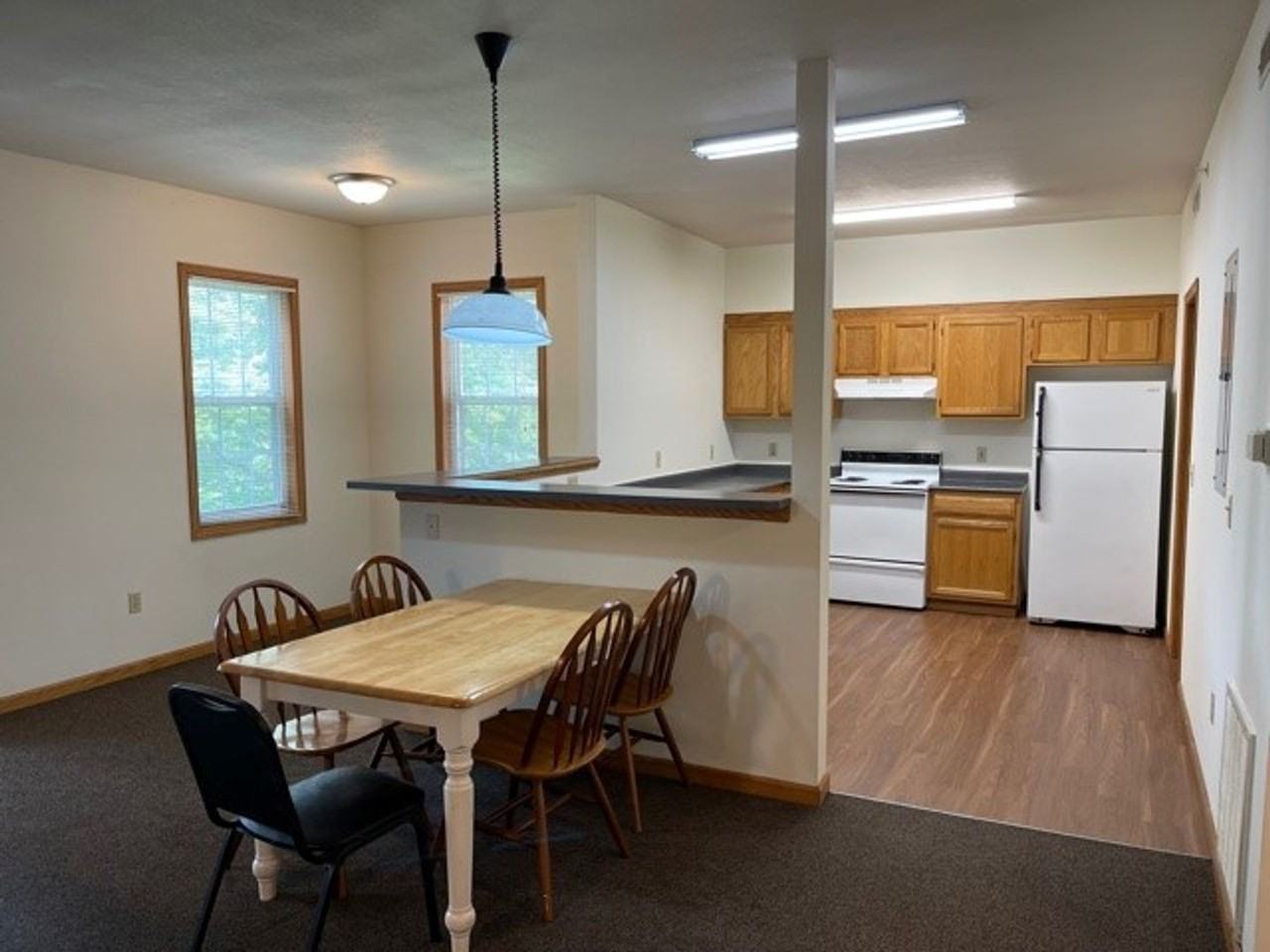 606 1/2 W Elm St - Photo 5 of 10