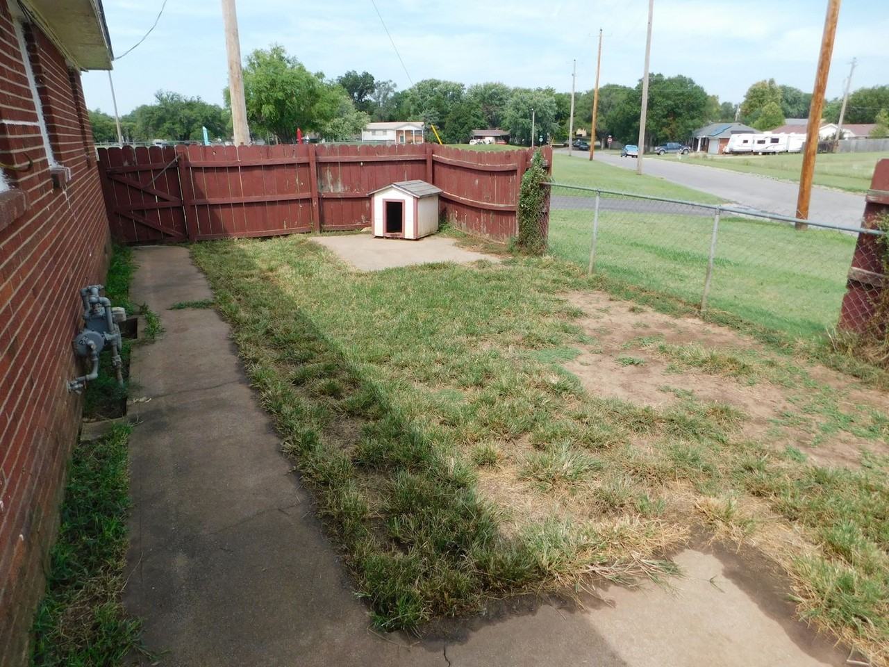 1621 Socony St - Photo 3 of 12