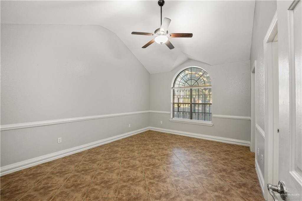 2200 E 19th St - Photo 6 of 12