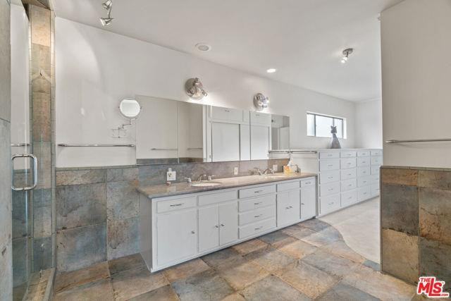 4315 Clybourn Ave - Photo 3 of 8