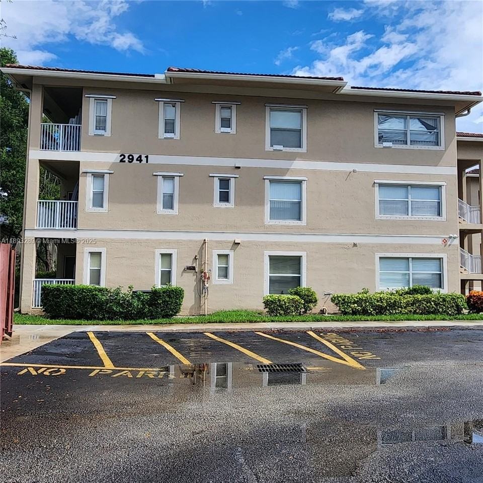 2941 Riverside Dr #102 - Photo 3 of 37