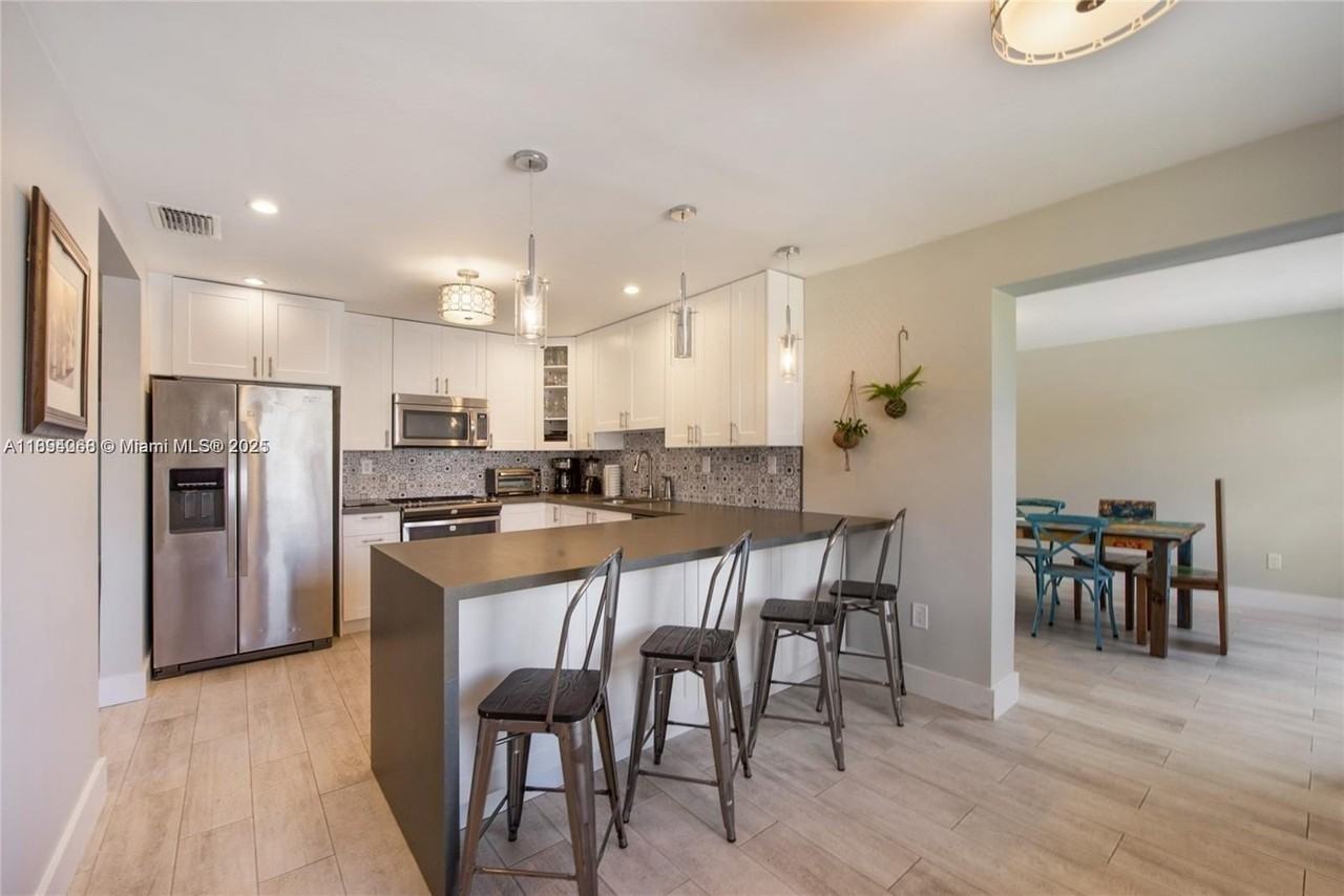 6560 Sw 26th St - Photo 4 of 12