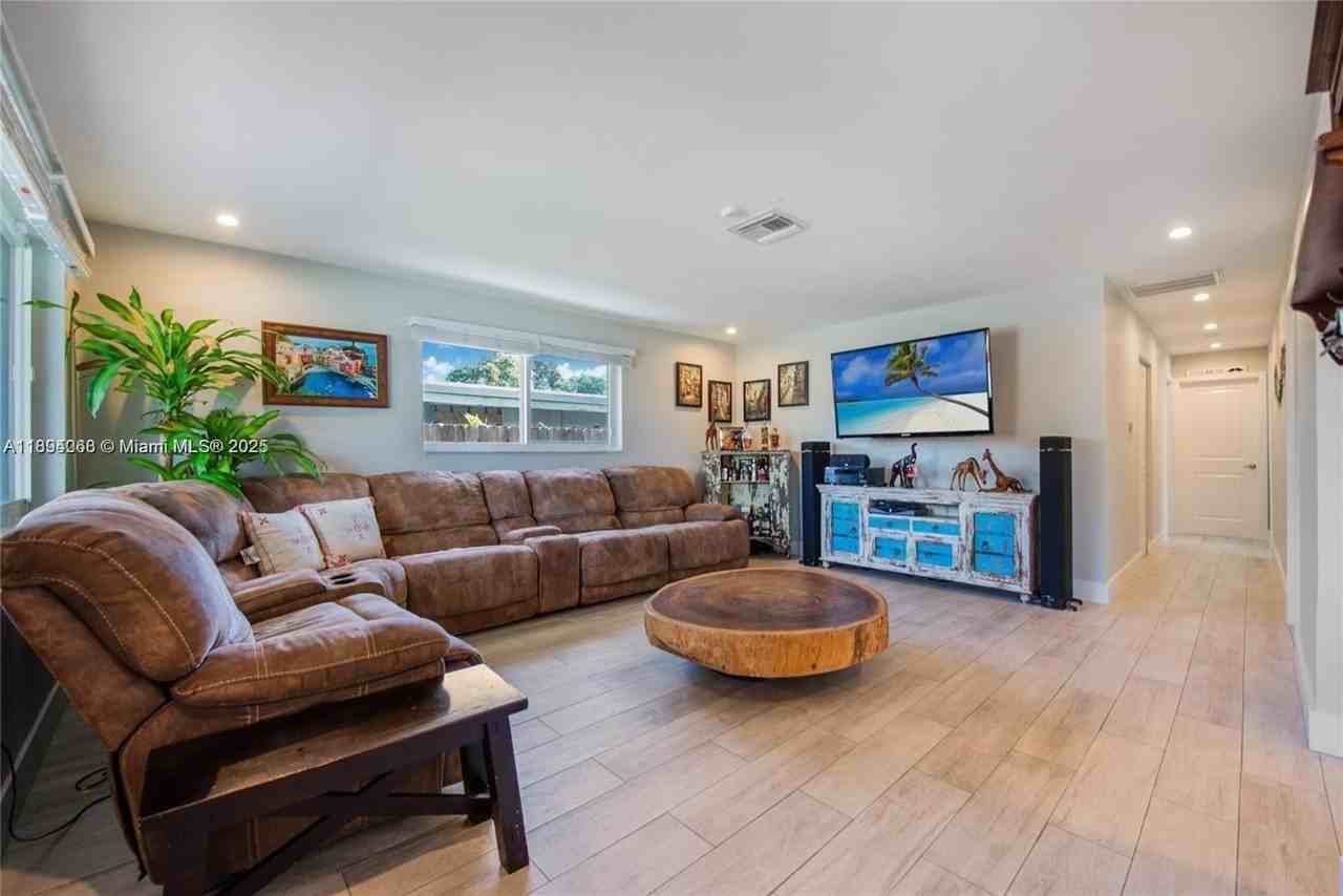 6560 Sw 26th St - Photo 5 of 12