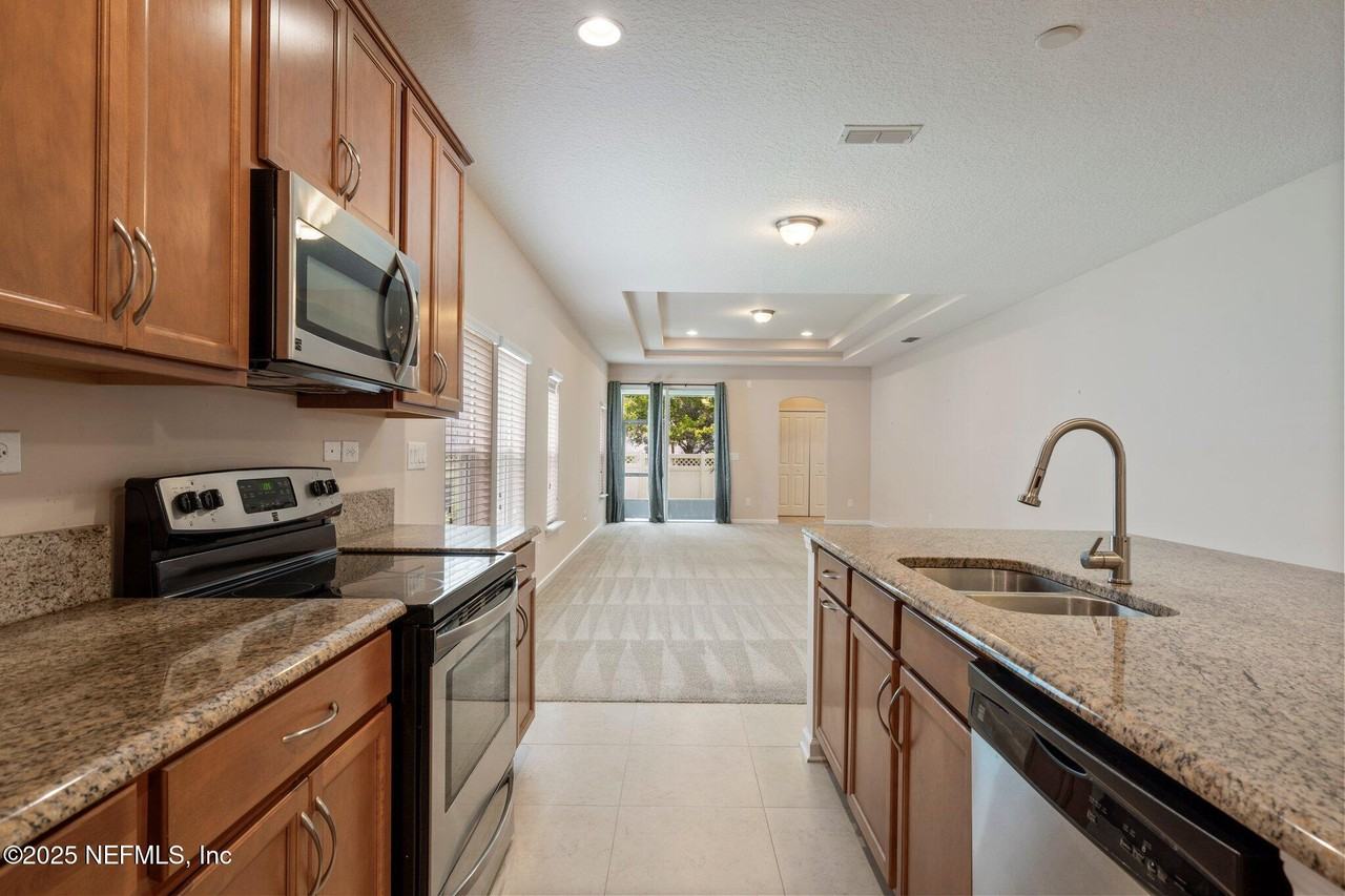 224 Sanctuary Dr - Photo 2 of 32