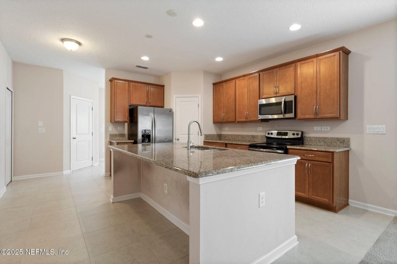 224 Sanctuary Dr - Photo 3 of 32