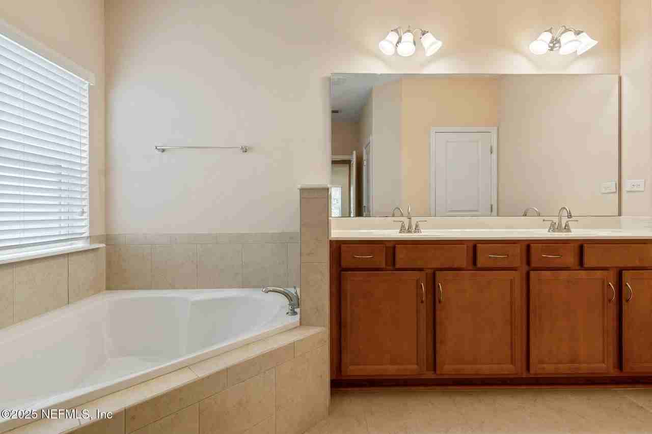 224 Sanctuary Dr - Photo 4 of 32