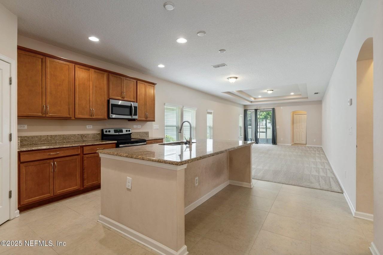 224 Sanctuary Dr - Photo 7 of 32