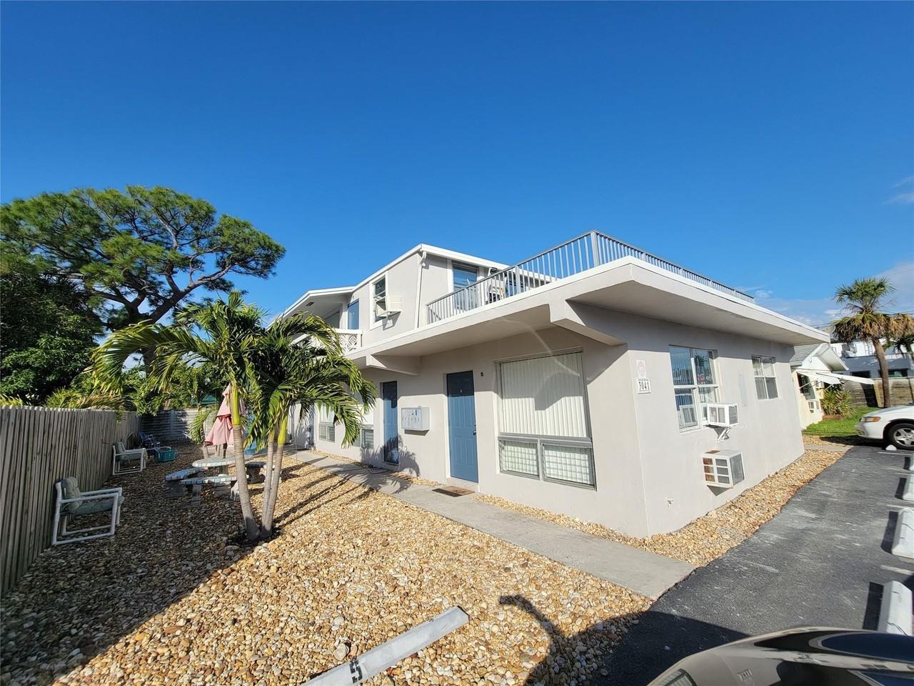 3041 Ne 20th Ter - Photo 3 of 15