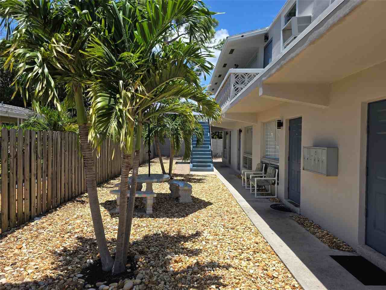 3041 Ne 20th Ter - Photo 4 of 15