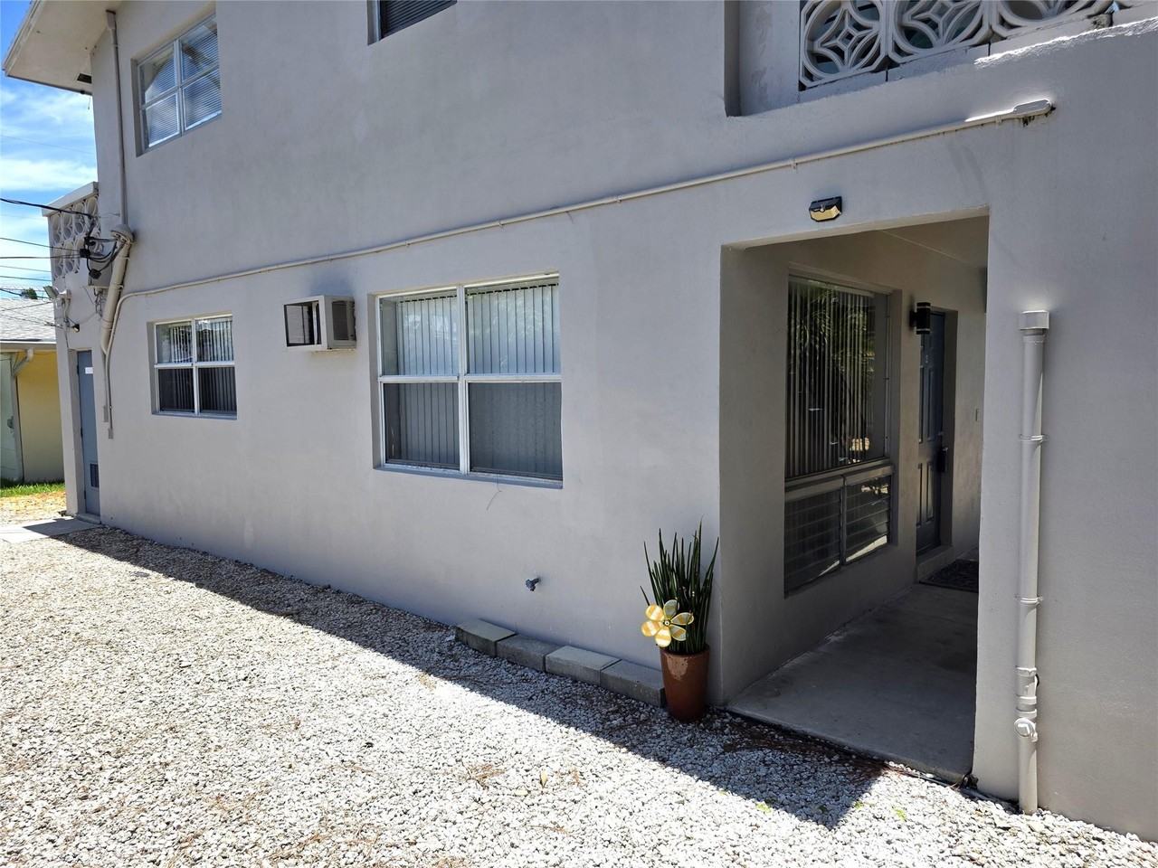 3041 Ne 20th Ter - Photo 6 of 15