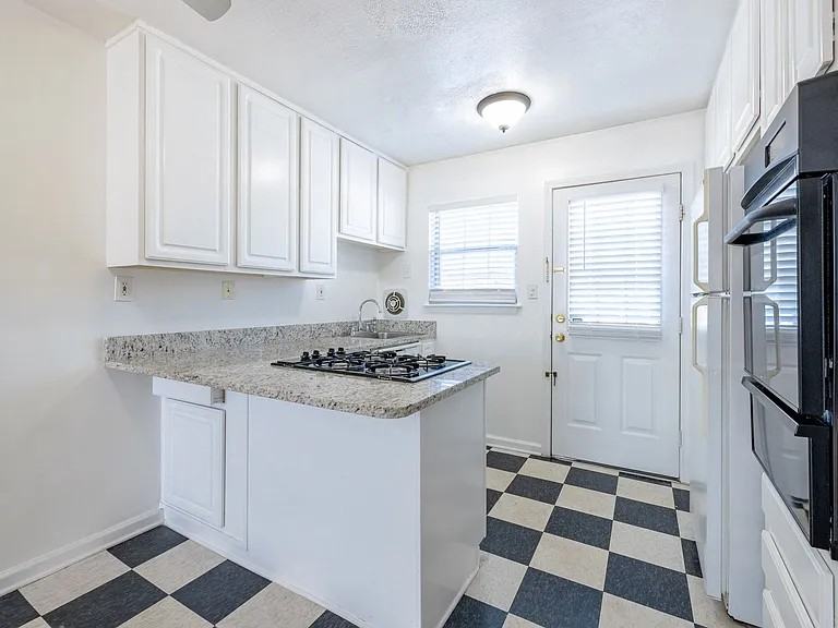 Peachtree Hills Court - Photo 2 of 37