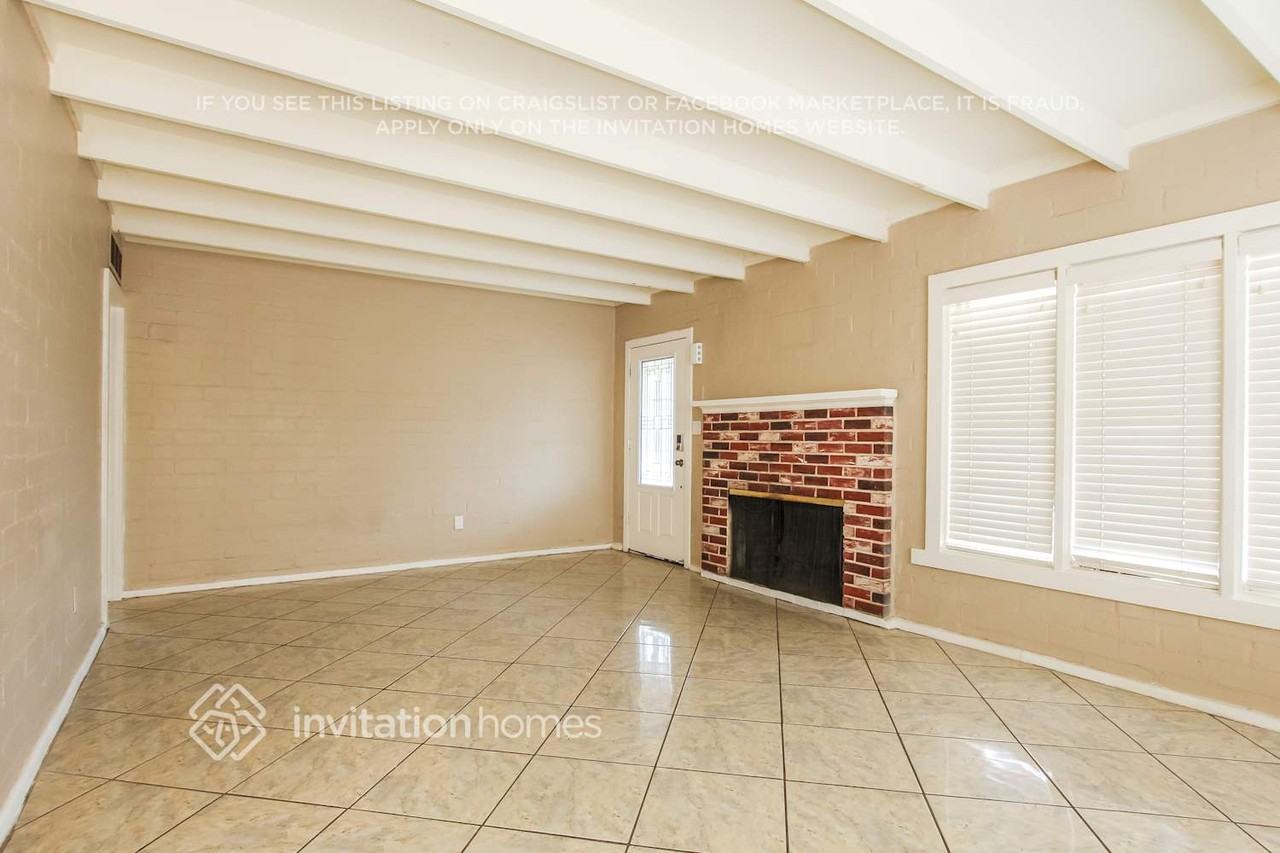 1046 E Indianola Ave - Photo 4 of 17