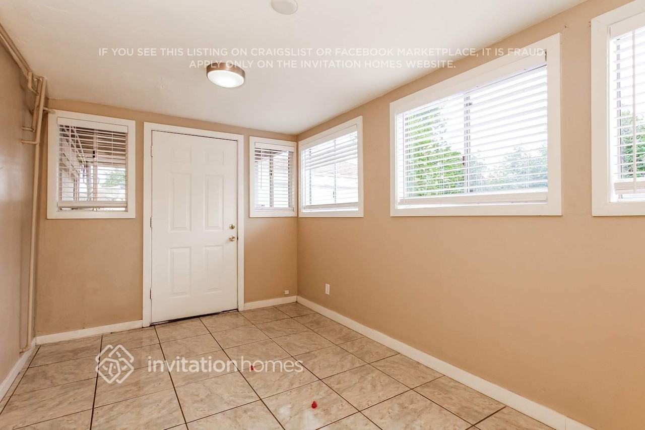 1046 E Indianola Ave - Photo 5 of 17