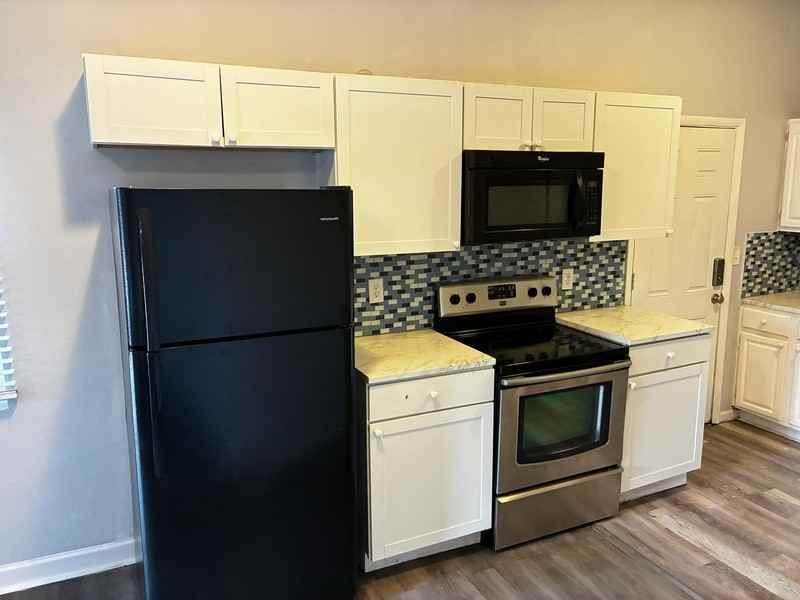 1146 Phelps St - Photo 3 of 13