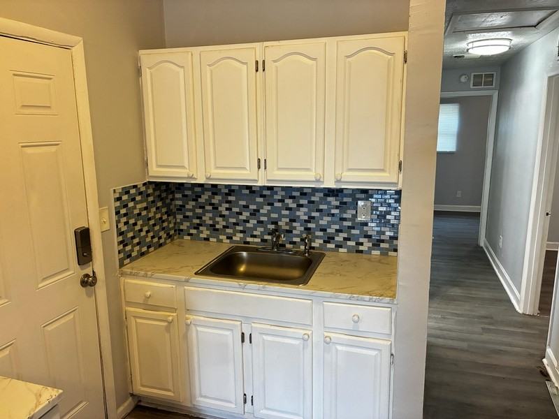 1146 Phelps St - Photo 4 of 13