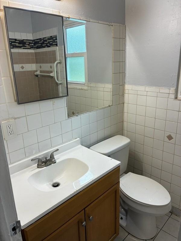 1146 Phelps St - Photo 5 of 13