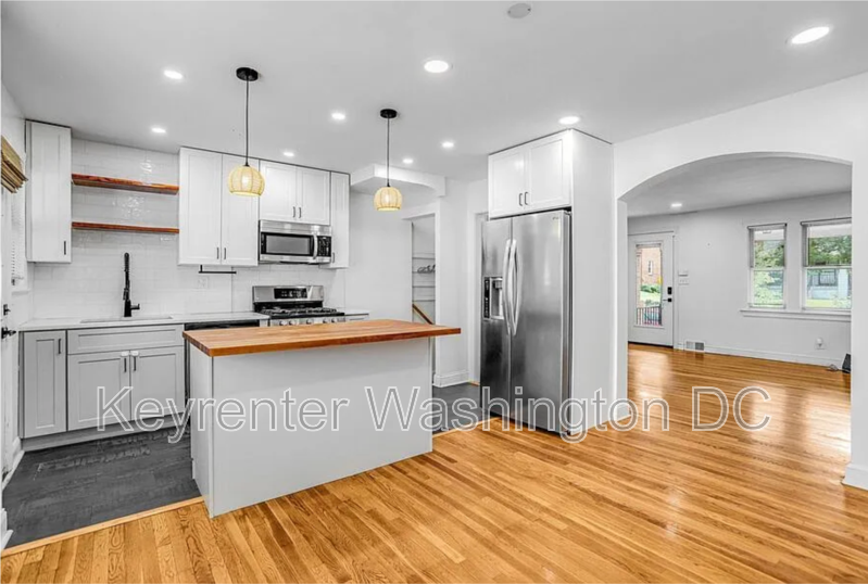 1910 T St Se - Photo 2 of 21