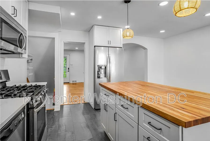 1910 T St Se - Photo 3 of 21