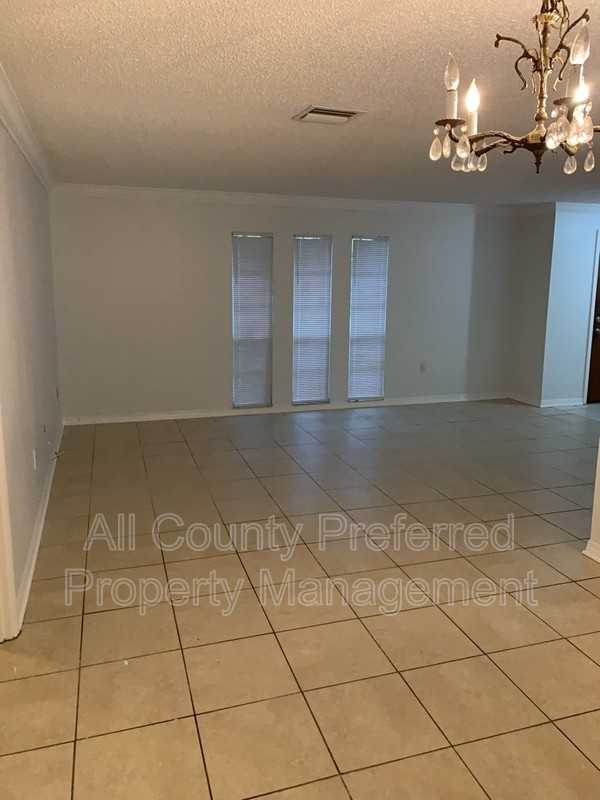 626 Fairhaven St Ne - Photo 3 of 13