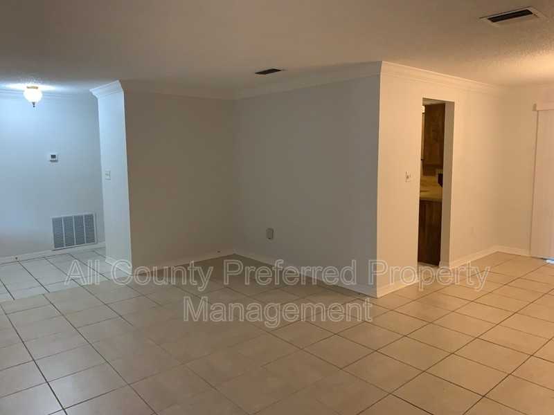 626 Fairhaven St Ne - Photo 4 of 13