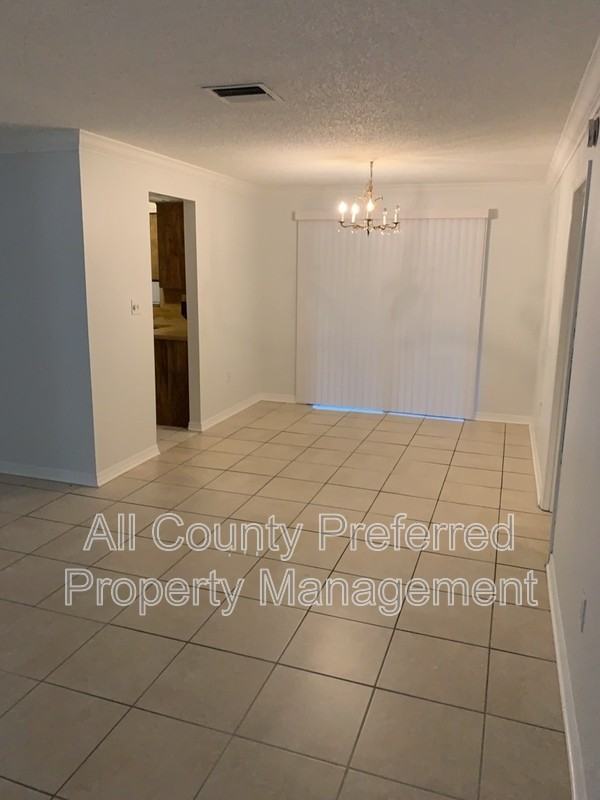 626 Fairhaven St Ne - Photo 5 of 13