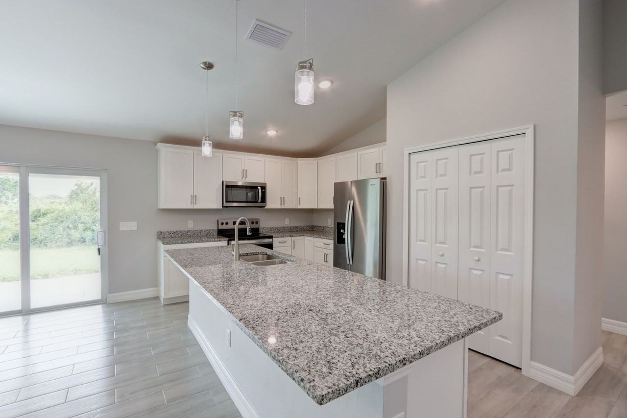 6014 Laura Ave N - Photo 3 of 21