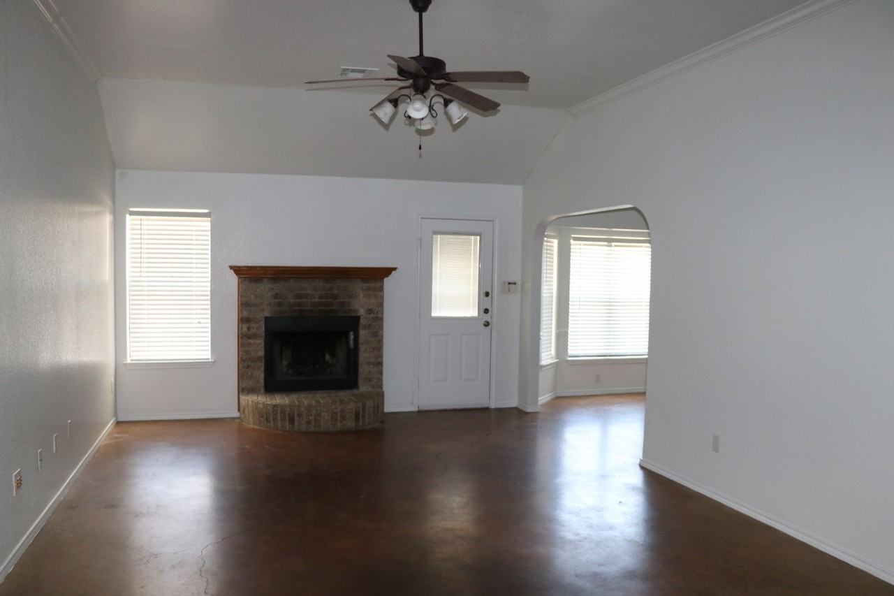 2703 Curtis Dr - Photo 4 of 19