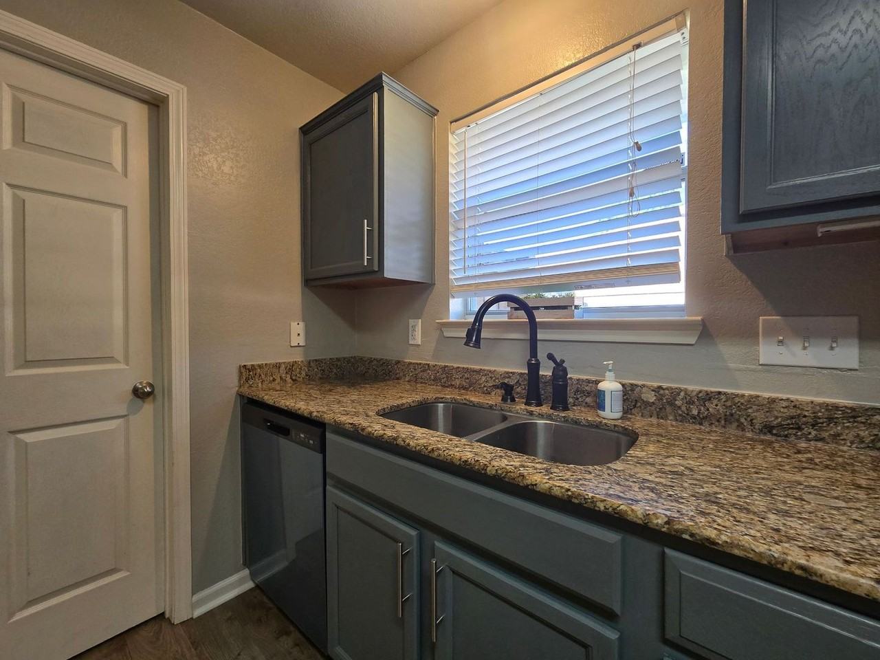 1209 East Avenue H - Photo 5 of 32