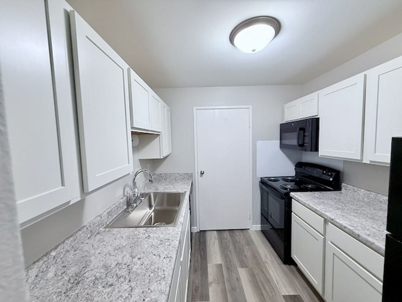 330 N Seymour St - Photo 4 of 19