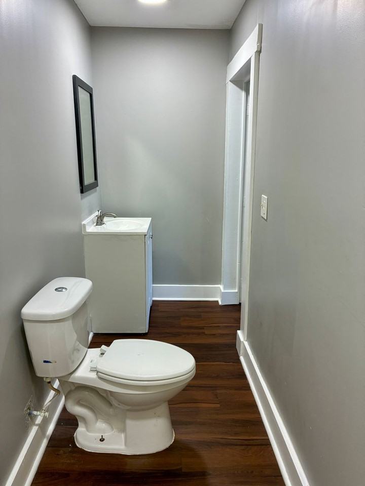 2729 W Market St - Photo 6 of 12