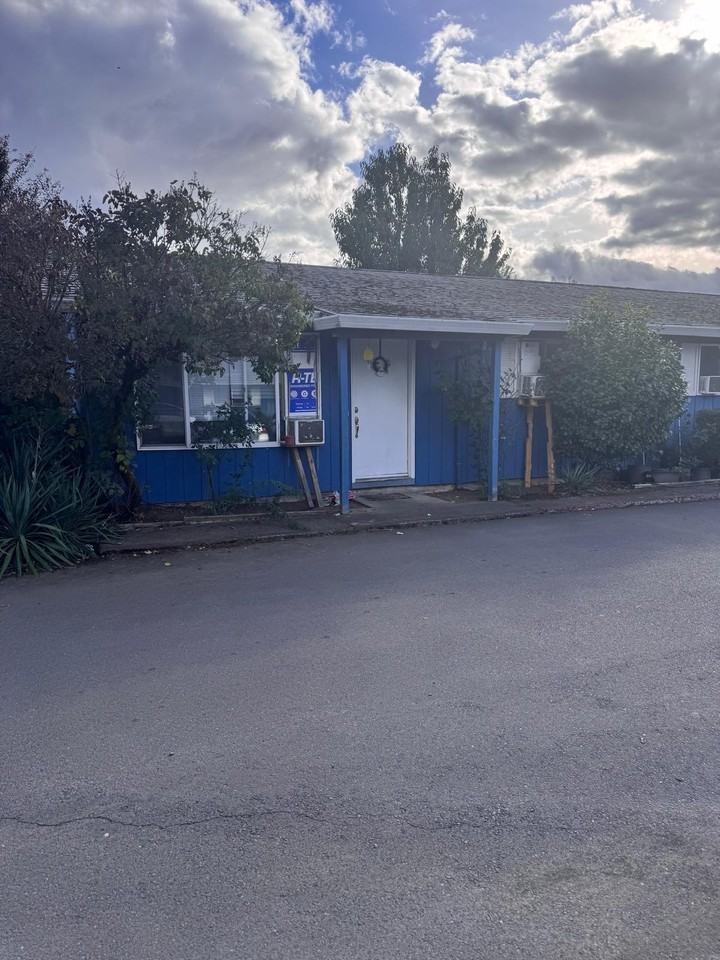 883 Southeast 11th Avenue - Photo 3 of 8