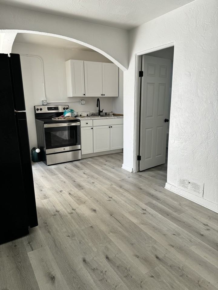 228 N Oleander Ave - Photo 3 of 6