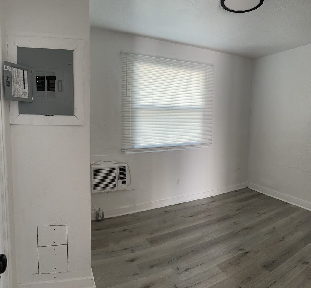 228 N Oleander Ave - Photo 4 of 6