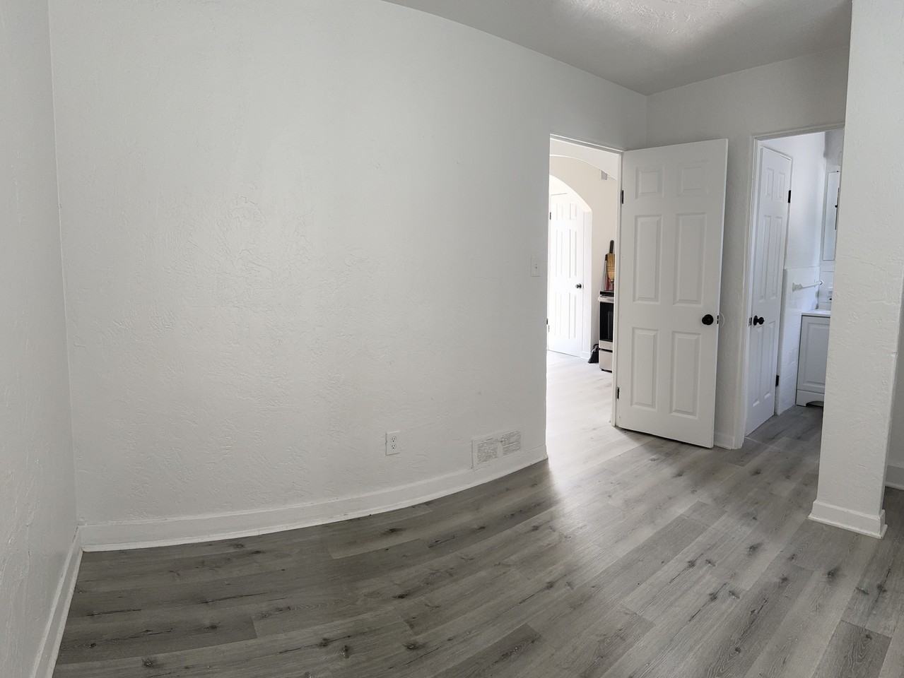 228 N Oleander Ave - Photo 5 of 6