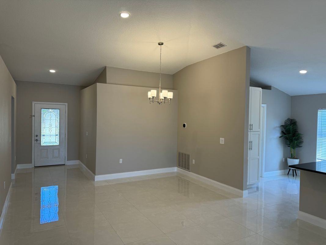 1370 Berryhill Dr - Photo 3 of 17