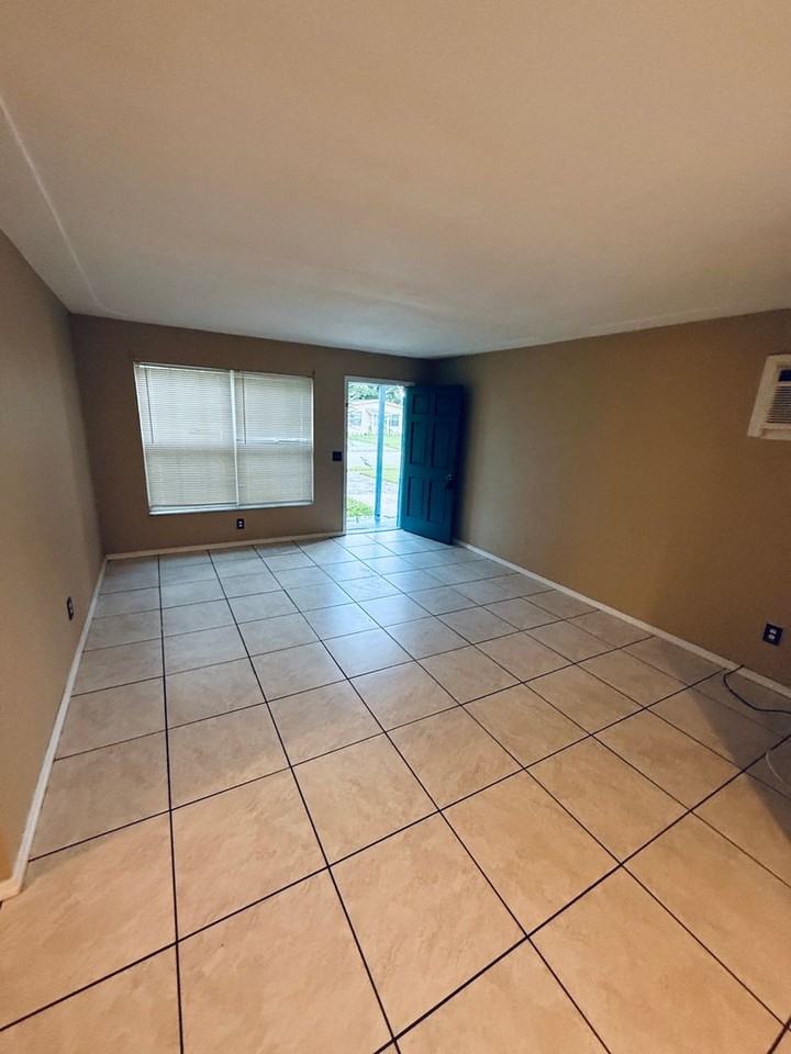 1317 Baker Dr - Photo 2 of 28