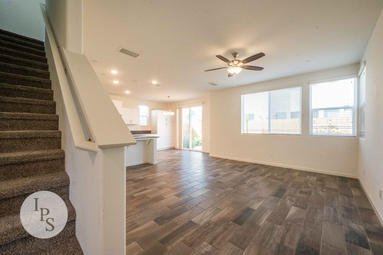 1921 Chennault Ln - Photo 5 of 34